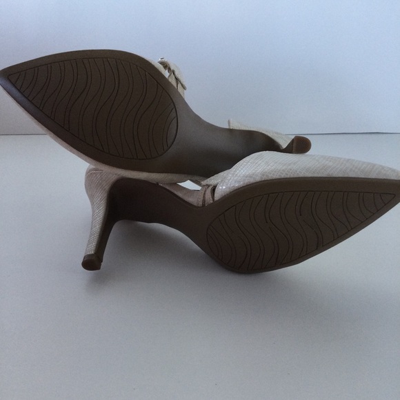 Pointed Toe Gold Hardware High heels 6.5 beige cream tone dressy formal pumps - Picture 8 of 8